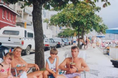  CAXIAS DO SUL, RS, BRASIL (29/12/2017). Caxienses em Camboriú. Família de Antonio Ferro veranea há 30 anos em no Balneário Camboriú. Carmencita Ferro Dal Pizzol coleciona centenas de fotos nostágicas.