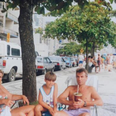  CAXIAS DO SUL, RS, BRASIL (29/12/2017). Caxienses em Camboriú. Família de Antonio Ferro veranea há 30 anos em no Balneário Camboriú. Carmencita Ferro Dal Pizzol coleciona centenas de fotos nostágicas.