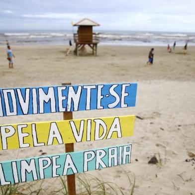  ATLÂNTIDA SUL, RS, BRASIL, 03/01/2018 - Veranistas e moradores de Atlântida Sul fazem mutirão para limpar o lixo da praia.(FOTOGRAFO:ISADORA NEUMANN / AGENCIA RBS)