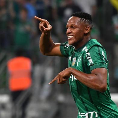 Mina (L) of Brazils Palmeiras celebrates his goal against Argentinas Atletico Tucuman during their 2017 Copa Libertadores football match held at Allianz Parque stadium, in Sao Paulo, Brazil on May 24, 2017. / AFP PHOTO / NELSON ALMEIDA