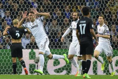 Juventus Croatian forward Marko Pjaca (L) celebrates after scoring a goal during the UEFA Champions League round of 16 second leg football match FC Porto vs Juventus at the Dragao stadium in Porto on February 22, 2017. / AFP PHOTO / MIGUEL RIOPA