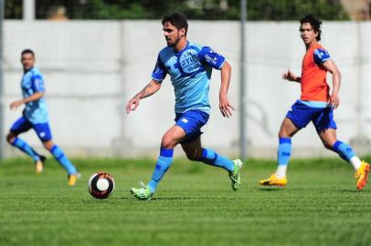  CAXIAS DO SUL, RS, BRASIL, 30/11/2017. Treino da SER Caxias no estádio suplementar. O Caxias se prepara para a temporada 2018. Na foto, meia Rafael Gava (C). (Porthus Junior/Agência RBS)