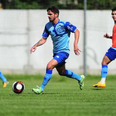  CAXIAS DO SUL, RS, BRASIL, 30/11/2017. Treino da SER Caxias no estádio suplementar. O Caxias se prepara para a temporada 2018. Na foto, meia Rafael Gava (C). (Porthus Junior/Agência RBS)