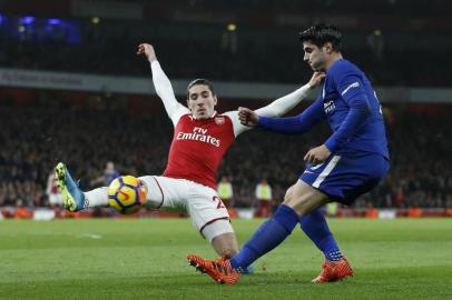 Chelseas Spanish striker Alvaro Morata (R) crosses by Arsenals Spanish defender Hector Bellerin during the English Premier League football match between Arsenal and Chelsea at the Emirates Stadium in London on January 3, 2018.  / AFP PHOTO / Ian KINGTON / RESTRICTED TO EDITORIAL USE. No use with unauthorized audio, video, data, fixture lists, club/league logos or live services. Online in-match use limited to 75 images, no video emulation. No use in betting, games or single club/league/player publications.  / 