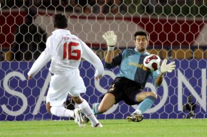 #PÁGINA:12Gol de Adriano Gabiru em Victor Valdés, goleiro do Barcelona.South American champion Brazils SC Internacionals Adriano, left, scores a goal against their European champion Spains FC Barcelona goalkeeper Victor Valdes in the second half of their Club World Cup final soccer match in Yokohama, near Tokyo, Sunday, Dec. 17, 2006. SC Internacional won 1-0 to clinch the title. (AP Photo/Shizuo Kambayashi) Fonte: AP Fotógrafo: Shizuo Kambayashi