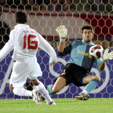 #PÁGINA:12Gol de Adriano Gabiru em Victor Valdés, goleiro do Barcelona.South American champion Brazils SC Internacionals Adriano, left, scores a goal against their European champion Spains FC Barcelona goalkeeper Victor Valdes in the second half of their Club World Cup final soccer match in Yokohama, near Tokyo, Sunday, Dec. 17, 2006. SC Internacional won 1-0 to clinch the title. (AP Photo/Shizuo Kambayashi) Fonte: AP Fotógrafo: Shizuo Kambayashi