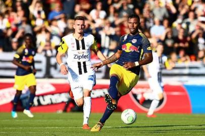 PASCHING,AUSTRIA,14.OCT.17 - SOCCER - tipico Bundesliga, LASK Linz vs Red Bull Salzburg. Image shows Paulo Miranda (RBS) and Mergim Berisha (LASK). Photo: GEPA pictures/ Felix Roittner - For editorial use only. Image is free of charge.