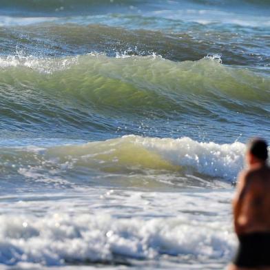  TRAMANDAÍ, RS, BRASIL, 04-01-2017. Veranistas aprovaitam o mar transparente de Tramandaí. (LAURO ALVES/AGÊNCIA RBS)