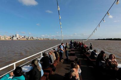  PORTO ALEGRE, RS, BRASIL - 2017.08.11 - Cinco jeitos de apreciar o Guaíba. Na foto: Vista de Porto Alegre desde o barco Cisne Branco, navegando pelas águas do Guaíba. (Foto: ANDRÉ ÁVILA/ Agência RBS)