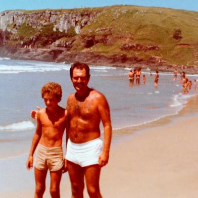  CAXIAS DO SUL, RS, BRASIL (01/12/2017). Marcus Gravina com o filho Mauricio Gravina, na Praia da cal, em 1981. (Roni Rigon/Pioneiro).