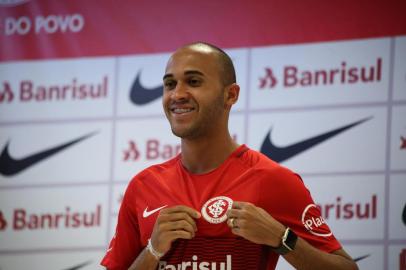  PORTO ALEGRE, RS, BRASIL, 04-01-2018. Time do Inter treina no CT Parque Gigante. Jogador Dudu, que veio do Figueirense, apresentado por Adauri Silveira, diretor de futebol.(TADEU VILANI/AGÊNCIA RBS)