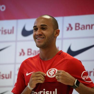  PORTO ALEGRE, RS, BRASIL, 04-01-2018. Time do Inter treina no CT Parque Gigante. Jogador Dudu, que veio do Figueirense, apresentado por Adauri Silveira, diretor de futebol.(TADEU VILANI/AGÊNCIA RBS)