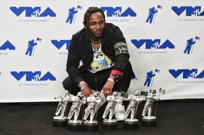 2017 MTV Video Music Awards - Press RoomINGLEWOOD, CA - AUGUST 27: Kendrick Lamar, winner of Video of the Year, Best Hip Hop, Best Cinematography, Best Direction, Best Art Direction, Best Visual Effects for Humble, poses in the press room during the 2017 MTV Video Music Awards at The Forum on August 27, 2017 in Inglewood, California.   Alberto E. Rodriguez/Getty Images/AFPEditoria: ACELocal: InglewoodIndexador: Alberto E. RodriguezSecao: PeopleFonte: GETTY IMAGES NORTH AMERICAFotógrafo: STF