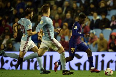 Barcelonas French forward Ousmane Dembele (R) controls the ball during the Spanish Copa del Rey (Kings Cup) football match RC Celta de Vigo vs FC Barcelona at the Balaidos stadium in Vigo on January 4, 2018. / AFP PHOTO / MIGUEL RIOPA