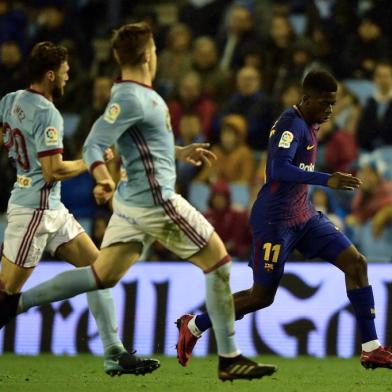 Barcelonas French forward Ousmane Dembele (R) controls the ball during the Spanish Copa del Rey (Kings Cup) football match RC Celta de Vigo vs FC Barcelona at the Balaidos stadium in Vigo on January 4, 2018. / AFP PHOTO / MIGUEL RIOPA