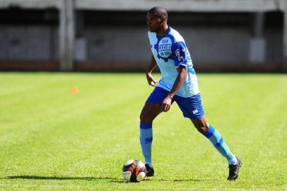  CAXIAS DO SUL, RS, BRASIL, 30/11/2017. Treino da SER Caxias no estádio suplementar. O Caxias se prepara para a temporada 2018. Na foto, lateral-esquerdo Julinho. (Porthus Junior/Agência RBS)