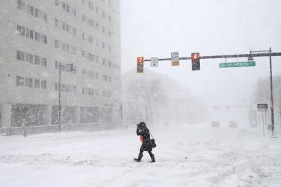 Massive Winter Storm Brings Snow And Heavy Winds Across Large Swath Of Eastern SeaboardBOSTON, MA - JANUARY 4: A pedestrian crosses Massachusetts Avenue during a massive winter storm on January 4, 2018 in Boston, Massachusetts. Schools and businesses throughout the Boston area are closed as the city is expecting over a foot of snow and blizzard like conditions throughout the day.   Maddie Meyer/Getty Images/AFPEditoria: WEALocal: BostonIndexador: Maddie MeyerFonte: GETTY IMAGES NORTH AMERICAFotógrafo: STF