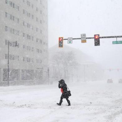 Massive Winter Storm Brings Snow And Heavy Winds Across Large Swath Of Eastern SeaboardBOSTON, MA - JANUARY 4: A pedestrian crosses Massachusetts Avenue during a massive winter storm on January 4, 2018 in Boston, Massachusetts. Schools and businesses throughout the Boston area are closed as the city is expecting over a foot of snow and blizzard like conditions throughout the day.   Maddie Meyer/Getty Images/AFPEditoria: WEALocal: BostonIndexador: Maddie MeyerFonte: GETTY IMAGES NORTH AMERICAFotógrafo: STF