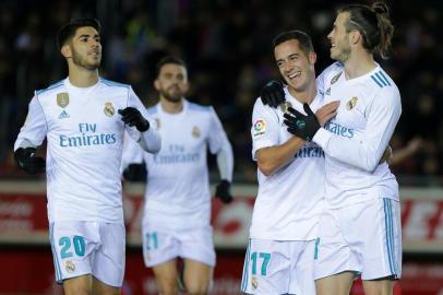 Real Madrids Welsh forward Gareth Bale (R) celebrates a goal with Real Madrids Spanish midfielder Lucas Vazquez (2R) during the Spanish Copa del Rey (Kings Cup) round of 16 first leg football match CD Numancia vs Real Madrid CF at Nuevo Estadio Los Pajaritos stadium in Soria on January 4, 2018. / AFP PHOTO / CESAR MANSO