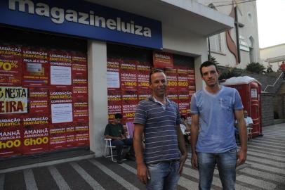  CAXIAS DO SUL, RS, BRASIL, 04/01/2018. Pessoas na fila da Magazine Luiza esperando para a megaliquidação da loja, a Liquidação Fantástica. Na foto, Dilson Zanella (camisa listrada), 43 anos que aguarda junto do sobrinho Jeferson Zanella, 29anos. (Marcelo Casagrande/Agência RBS)