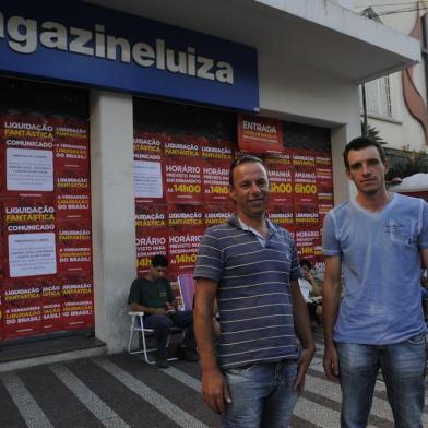  CAXIAS DO SUL, RS, BRASIL, 04/01/2018. Pessoas na fila da Magazine Luiza esperando para a megaliquidação da loja, a Liquidação Fantástica. Na foto, Dilson Zanella (camisa listrada), 43 anos que aguarda junto do sobrinho Jeferson Zanella, 29anos. (Marcelo Casagrande/Agência RBS)