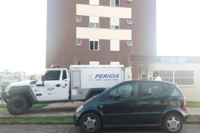 Polícia encontra dois homens mortos em apartamento no bairro De Lazzer, em Caxias. Hipotese é de homicídio seguido de suicídio. 