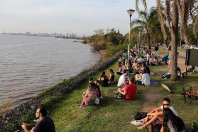  PORTO ALEGRE, RS, BRASIL - 2017.07.15 - Sábado com veranico de julho, o último antes do frio chegar à capital gaúcha. Na foto: Iberê Camargo. (Foto: André Ávila/ Agência RBS)