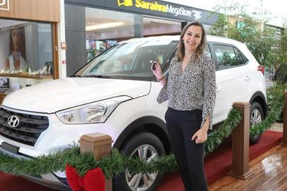 Promoção de Natal do Iguatemi Caxias. A caxiense, Betina Magalhães Bitencourt, ganhou o carro após trocar 18 cupons em um único dia.