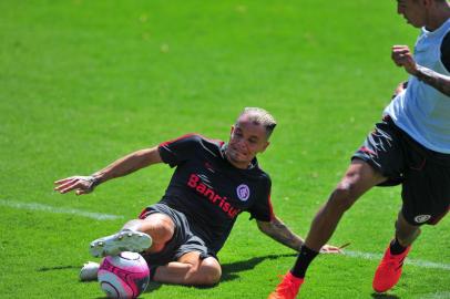 PORTO ALEGRE, RS, BRASIL, 08-11-2017. Inter treina no CT Parque Gigante e, após, o time apresentou Patrick. Na foto, o meia DAlessandro. (FOTO FÉLIX ZUCCO/AGÊNCIA RBS, Editoria de Esportes)