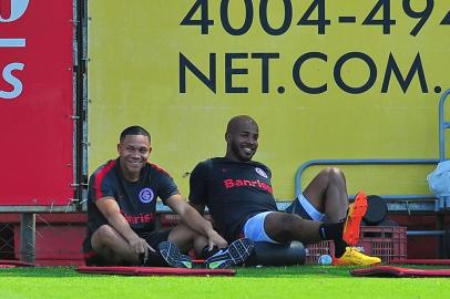 PORTO ALEGRE, RS, BRASIL, 08-11-2017. Inter treina no CT Parque Gigante e, após, o time apresentou Patrick. Na foto, Wellington Silva e Patrick. (FOTO FÉLIX ZUCCO/AGÊNCIA RBS, Editoria de Esportes)