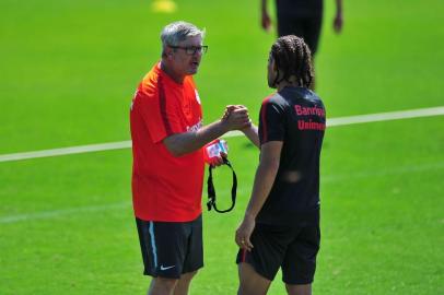 PORTO ALEGRE, RS, BRASIL, 08-11-2017. Inter treina no CT Parque Gigante e, após, o time apresentou Patrick. Na foto, o técnico Odair Hellmann e Camilo. (FOTO FÉLIX ZUCCO/AGÊNCIA RBS, Editoria de Esportes)