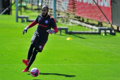 PORTO ALEGRE, RS, BRASIL, 08-11-2017. Inter treina no CT Parque Gigante e, após, o time apresentou Patrick. Na foto, o goleiro Danilo Fernandes. (FOTO FÉLIX ZUCCO/AGÊNCIA RBS, Editoria de Esportes)