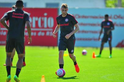 PORTO ALEGRE, RS, BRASIL, 08-11-2017. Inter treina no CT Parque Gigante e, após, o time apresentou Patrick. Na foto, o zagueiro Klaus. (FOTO FÉLIX ZUCCO/AGÊNCIA RBS, Editoria de Esportes)