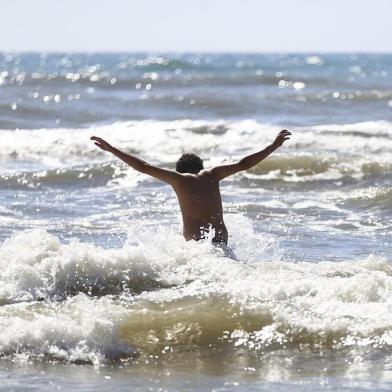  CAPÃO DA CANOA, RS, BRASIL, 05-01-2017. Veranistas aprovaitam o mar transparente de Capão (ISADORA NEUMANN/AGÊNCIA RBS)