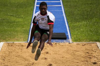  PORTO ALEGRE, RS, BRASIL, 02-01-2018: O atleta de salto em distância Samory Uiki Bandeira Fraga durante treino na Sogipa. Ele começou no esporte graças a um projeto social no clube de Porto Alegre e hoje cursa Relações Internacionais nos Estados Unidos. De férias na capital, ele não abandona os treinamentos e sonha com as próximas Olimpíadas. (Foto: Mateus Bruxel / Agência RBS)