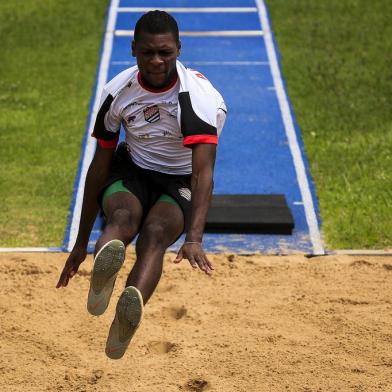  PORTO ALEGRE, RS, BRASIL, 02-01-2018: O atleta de salto em distância Samory Uiki Bandeira Fraga durante treino na Sogipa. Ele começou no esporte graças a um projeto social no clube de Porto Alegre e hoje cursa Relações Internacionais nos Estados Unidos. De férias na capital, ele não abandona os treinamentos e sonha com as próximas Olimpíadas. (Foto: Mateus Bruxel / Agência RBS)