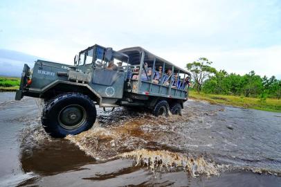  TRAMANDAÍ, RS, BRASIL, 29/12/2017 -Trilha com caminhão do exército. FOTOGRAFO: LAURO ALVES / AGENCIA RBS)