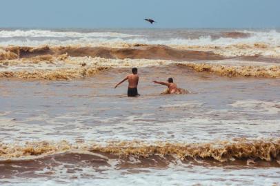  CAPÃO DA CANOA, RS, BRASIL, 25/12/2017 : Ambiental de praia no dia de Natal. (Omar Freitas/Agência RBS)Indexador: Omar Freitas