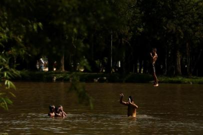  PORTO ALEGRE, RS, BRASIL, 05/01/2018 -  Clima quente em Porto Alegre. (FOTOGRAFO: CARLOS MACEDO / AGENCIA RBS)