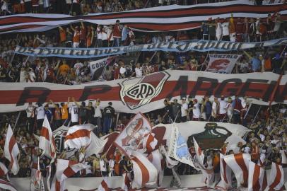 Argentinas River Plate fans cheer for their team during the 2017 Copa Libertadores semifinal first leg football match against Lanus at the Monumental stadium in Buenos Aires on October 24, 2017. / AFP PHOTO / Juan MABROMATA