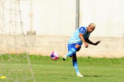  CAXIAS DO SUL, RS, BRASIL, 05/01/2017. Treino da SER Caxias no Centro de Treinamento Baixada Rubra. Na foto, o meia Diego Miranda (loiro). (Diogo Sallaberry/Agência RBS)