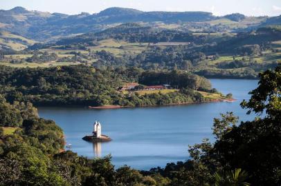  ***** CADERNO VIVERSC OESTE - ALMANAQUE -  Só sobrou as Torres da Igreja - Destino obrigatório para que gosta de ver o ação do homem pela natureza. Após a construção da barragem, da antiga cidade só sobrou as torres da igeja.     .(Foto: CRISTIANO ESTRELA / DIÁRIO CATARINENSE)*****