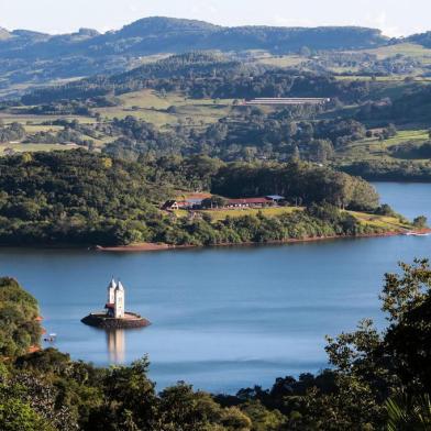  ***** CADERNO VIVERSC OESTE - ALMANAQUE -  Só sobrou as Torres da Igreja - Destino obrigatório para que gosta de ver o ação do homem pela natureza. Após a construção da barragem, da antiga cidade só sobrou as torres da igeja.     .(Foto: CRISTIANO ESTRELA / DIÁRIO CATARINENSE)*****