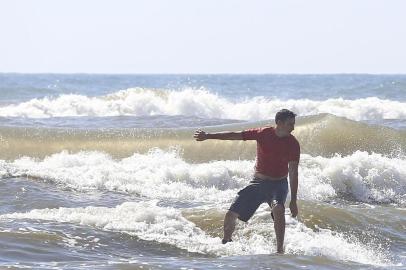  CAPÃO DA CANOA, RS, BRASIL, 05-01-2017. Veranistas aprovaitam o mar transparente de Capão (ISADORA NEUMANN/AGÊNCIA RBS)