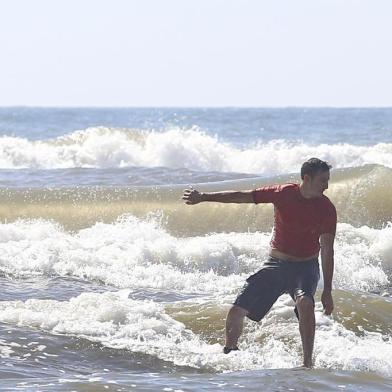  CAPÃO DA CANOA, RS, BRASIL, 05-01-2017. Veranistas aprovaitam o mar transparente de Capão (ISADORA NEUMANN/AGÊNCIA RBS)