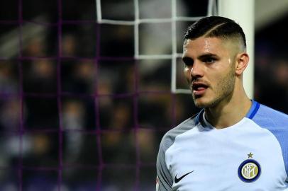 Inter Milans Argentinian forward Mauro Icardi reacts during the Italian Serie A football match Fiorentina vs Inter Milan on January 5, 2018 at Artemio Franchi stadium in Florence. / AFP PHOTO / ALBERTO PIZZOLI