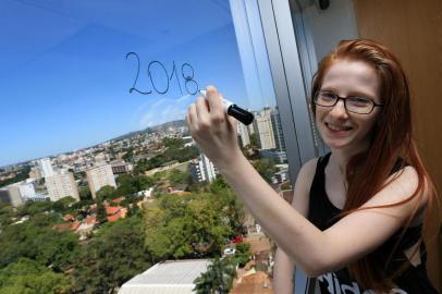  PORTO ALEGRE, RS, BRASIL - 2018.01.04 - Como está Caxias do Sul dez anos depois - após projeções feitas em 2007. Danielle Guidini, a menina que está na matéria de 2007, mora em Poa, e trabalha com tecnologia da informação, números, dados. Estuda estatística. (Foto: ANDRÉ ÁVILA/ Agência RBS)