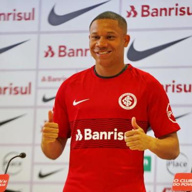  PORTO ALEGRE, RS, BRASIL 06/01/2018 - Internacional - Apresentação de Wellington Silva. (FOTO: ROBINSON ESTRÁSULAS/AGÊNCIA RBS)