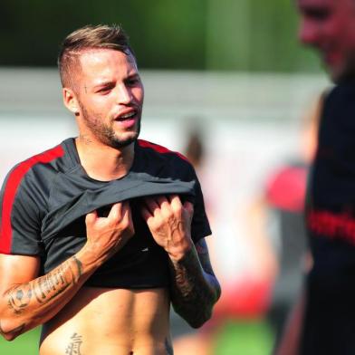  PORTO ALEGRE, RS, BRASIL, 03-01-2017: Primeiro treino do Inter no CT Parque Gigante na temporada, marcado pelo retorno do zagueiro Paulão. (FOTO FÉLIX ZUCCO/AGÊNCIA RBS, Editoria de Esportes).Na foto, o atacante Nico López.