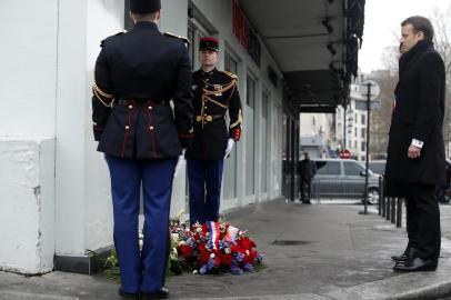  French President Emmanuel Macron and Paris mayor Anne Hidalgo (unsen) pay their respect during a memorial ceremony outside the Hyper Casher supermarket to pay a tribute to the shoppers at the kosher store who were killed three years ago by an Islamist gunman in Paris, January 7, 2018.Two days after the Charlie Hebdo attack, another French extremist took hostages at a Jewish supermarket in eastern Paris, on January 9, 2015, killing five people before elite police raided the premises and shot him dead. / AFP PHOTO / POOL / CHRISTIAN HARTMANNEditoria: WARLocal: ParisIndexador: CHRISTIAN HARTMANNSecao: act of terrorFonte: POOLFotógrafo: STR